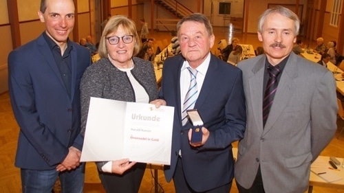 Eine hohe Auszeichnung erhielt Harald Hanser (Zweiter von links): Zur Verleihung der goldenen Ehrennadel des Badischen Sportbunds Nord gratulierten (v.l.) Manuel Roser, Gudrun Augenstein und Norbert Morlock. (rol)