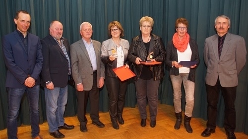 Fußball-Vorsitzender Manuel Roser, stellv. Gauvorsitzender Turnen für Freizeit- und Gesundheitssport Jörg Hasenauer und Badischer-Turnerbund-Vertreter Klaus Pfeiffer mit den Geehrten des Badischen Turnerbunds: Kerstin Rohatsch, Dagmar Rohatsch, Ursula Elsässer und Norbert Morlock als Turnen-Vorsitzender (rol)