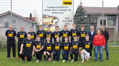 Übergabe der Trikotshirts an die B-Junioren