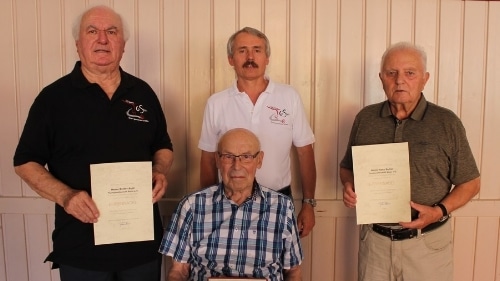 Norbert Morlock ehrte im Nachgang Dieter Aydt (links), Friedbert Mall (sitzend) und Hans Seiter (rechts)