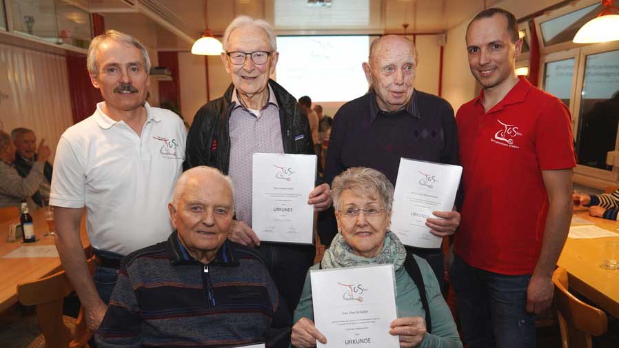 Seit 70 Jahren dabei: Die Vorsitzenden Norbert Morlock (links) und Manuel Roser (rechts) ehren Hans Seiter, Anton Frisch, Ellen Scheible und Horst Weissenrieder (von links).