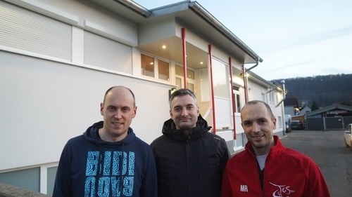 Die Vorstandsmitglieder Peter Ketterer, Dominik Bader und Manuel Roser (von links) stehen vor der Fassade des Clubhauses, die einen neuen Putz, neue Farbe und neue LED-Strahler erhalten hat. (rol)